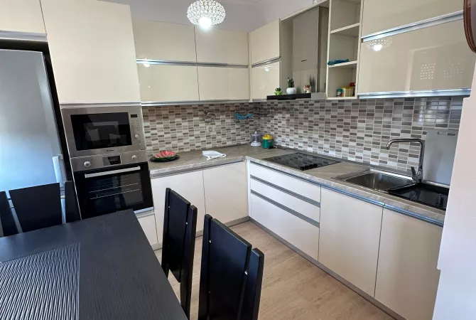 Shtepi ne shitje Apartament ne Tirane, 2+1, Mobilimi E mobiluar, Pagesa 147,000  Euro.