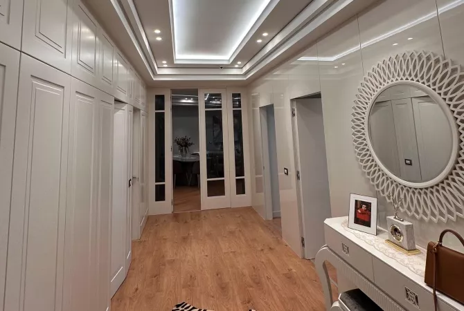 Shtepi ne shitje Apartament ne Tirane, 3+1, Mobilimi E mobiluar, Pagesa 380,000  Euro.