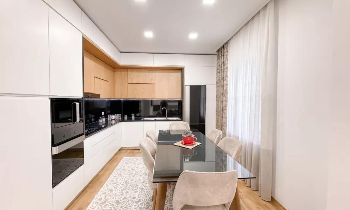 Shtepi ne shitje Apartament ne Tirane, 3+1, Mobilimi E mobiluar, Pagesa 230,000  Euro.