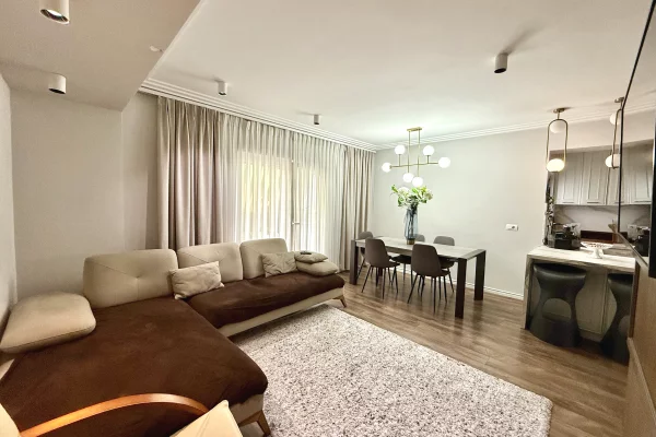 Shitet apartament 3+1+2 prane Rr Kavajes