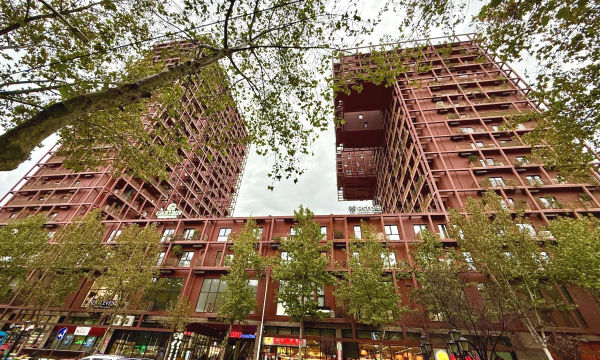 Jepet me qira zyre tek rruga e Kavajes