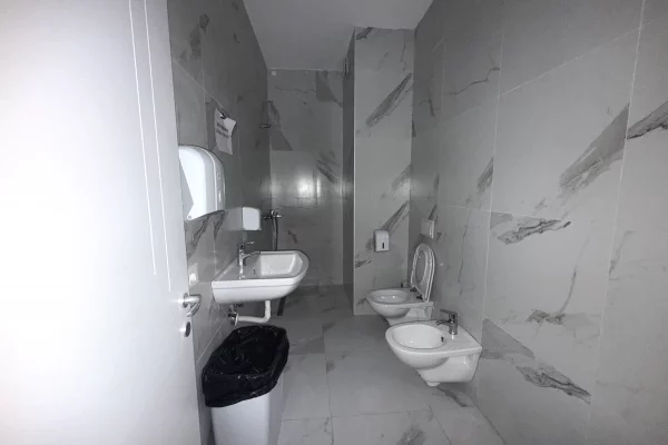 Jepet me qira zyre tek rruga e Kavajes