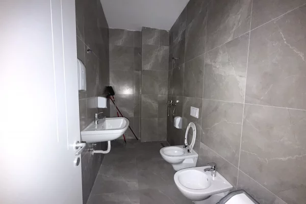 Jepet me qira zyre tek rruga e Kavajes