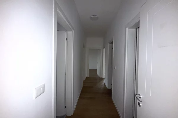 Jepet me qira zyre tek rruga e Kavajes