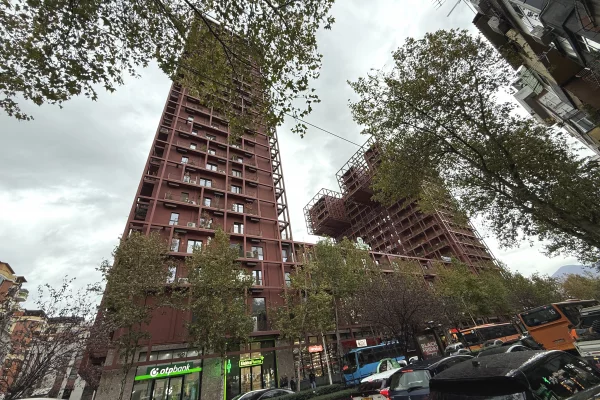 Jepet me qira zyre tek rruga e Kavajes