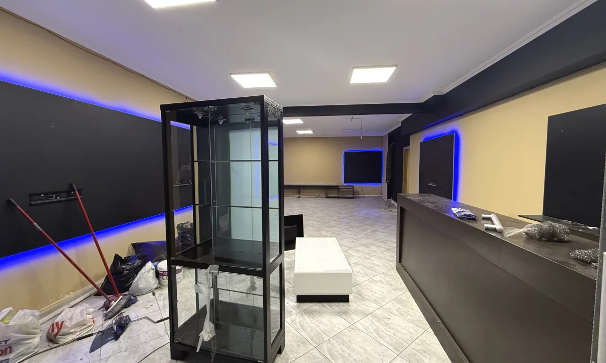 Shitet ambient biznesi tek Rruga Frederik Shiroka