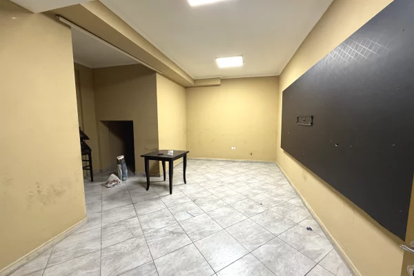 Shitet ambient biznesi tek Rruga Frederik Shiroka