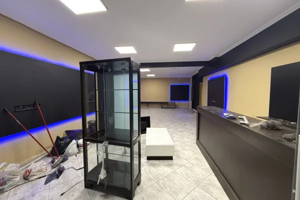 Shitet ambient biznesi tek Rruga Frederik Shiroka