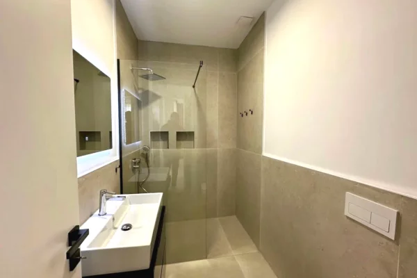 Shtepi me qera Apartament ne Tirane, 2+1, Mobilimi E mobiluar, Pagesa 1,300  Euro.