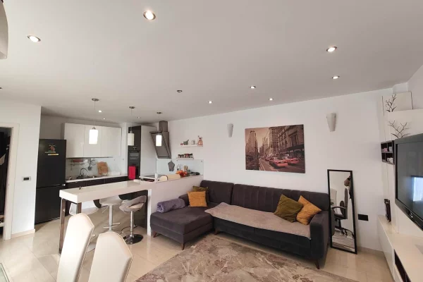 Shtepi me qera Apartament ne Tirane, 2+1, Mobilimi Bosh, pa mobiluar, Pagesa 850  Euro.