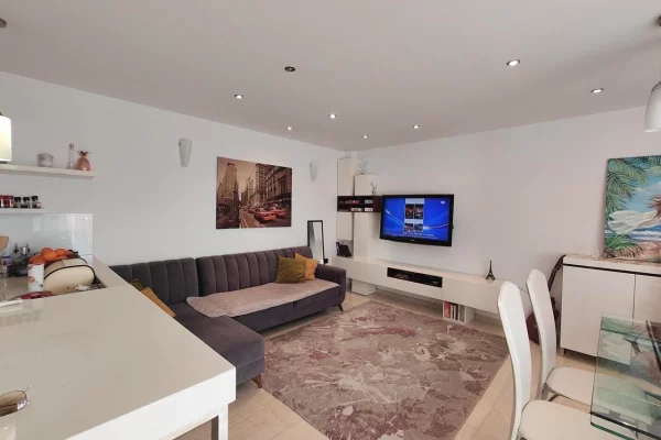 Shtepi me qera Apartament ne Tirane, 2+1, Mobilimi Bosh, pa mobiluar, Pagesa 850  Euro.