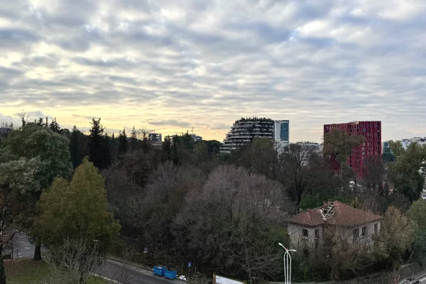 Shtepi ne shitje Apartament ne Tirane, 3+1, Mobilimi Bosh, pa mobiluar, Pagesa 395,000  Euro.