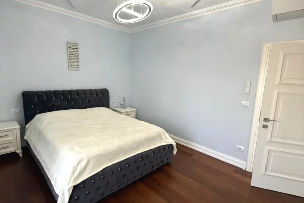 Shtepi ne shitje Apartament ne Tirane, 2+1, Mobilimi E mobiluar, Pagesa 259,000  Euro.