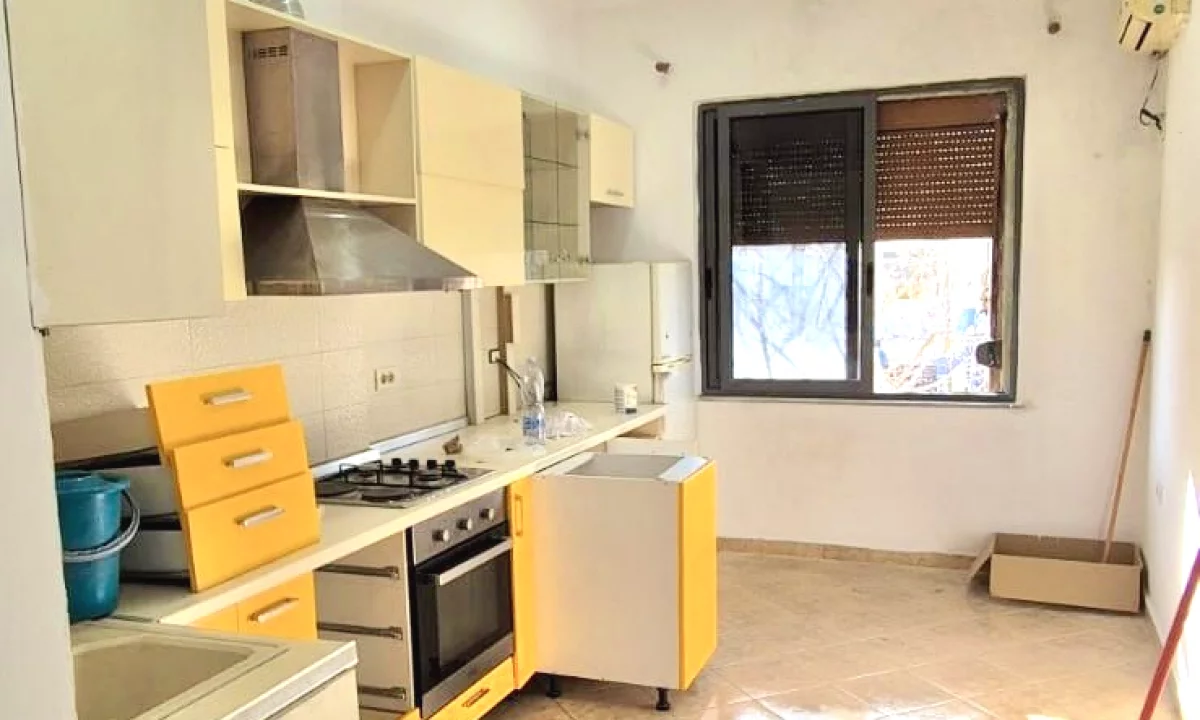 Shtepi ne shitje Apartament ne Tirane, 2+1, Mobilimi Bosh, pa mobiluar, Pagesa 128,000  Euro.