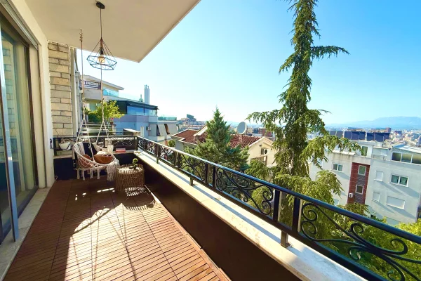 Shitet apartament 2+1+2 tek kopshti botanik