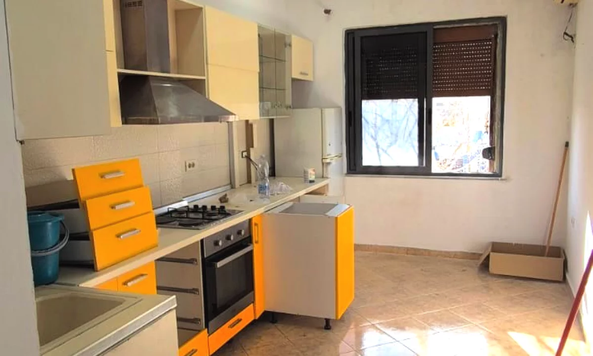 Shtepi ne shitje Apartament ne Tirane, 2+1, Mobilimi Bosh, pa mobiluar, Pagesa 128,000  Euro.