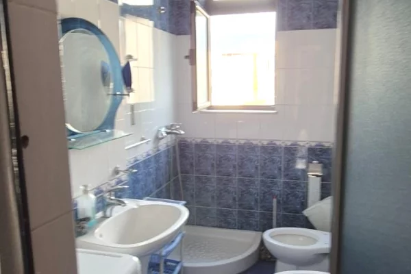 Shtepi ne shitje Apartament ne Tirane, 2+1, Mobilimi Bosh, pa mobiluar, Pagesa 128,000  Euro.