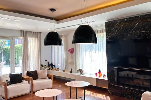 Shtepi me qera Vila Luksoze ne Tirane, 5+1, Mobilimi E mobiluar, Pagesa 13,000  Euro.