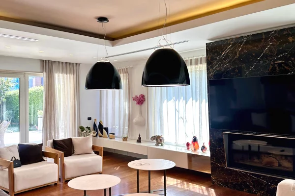 Shtepi me qera Vila Luksoze ne Tirane, 5+1, Mobilimi E mobiluar, Pagesa 13,000  Euro.