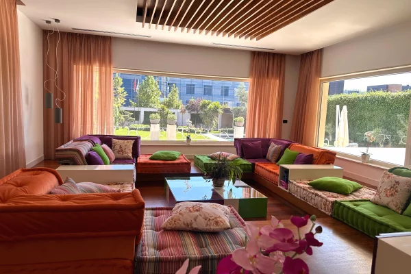 Shtepi me qera Vila Luksoze ne Tirane, 5+1, Mobilimi E mobiluar, Pagesa 13,000  Euro.