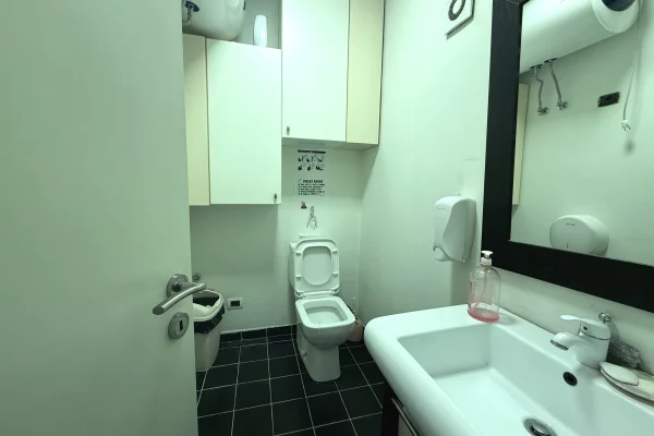 Shtepi ne shitje Apartament ne Tirane, 3+1, Mobilimi Bosh, pa mobiluar, Pagesa 470,000  Euro.