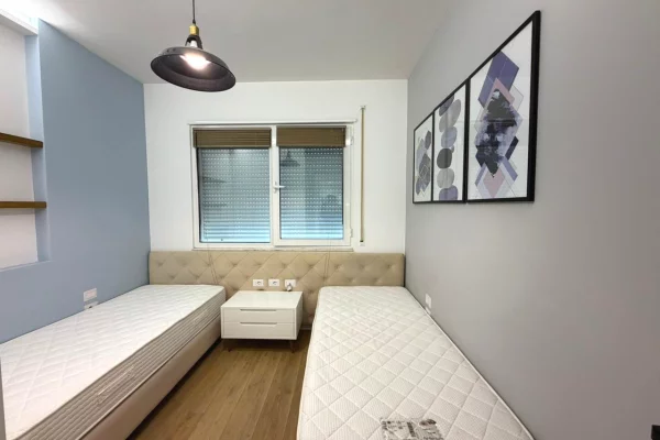 Shtepi me qera Apartament ne Tirane, 3+1, Mobilimi E mobiluar, Pagesa 1,050  Euro.