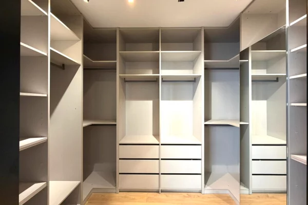 Shtepi me qera Apartament ne Tirane, 3+1, Mobilimi E mobiluar, Pagesa 1,050  Euro.