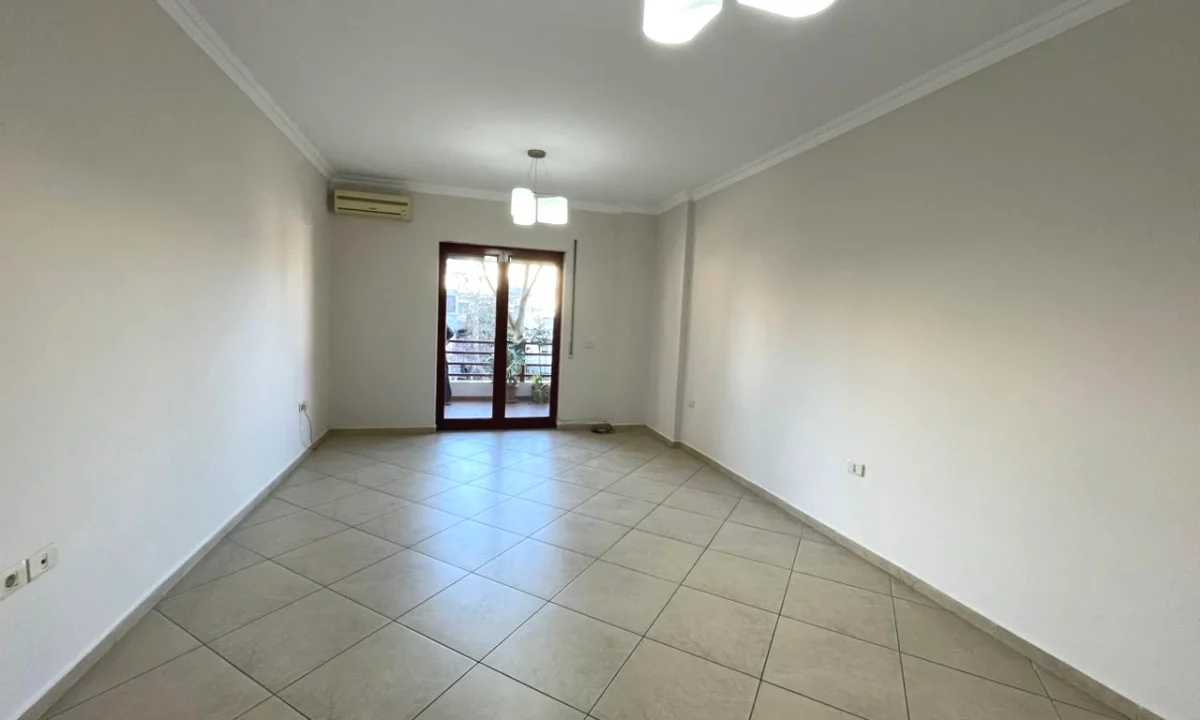 Jepet me qira zyre tek rruga e Kavajes