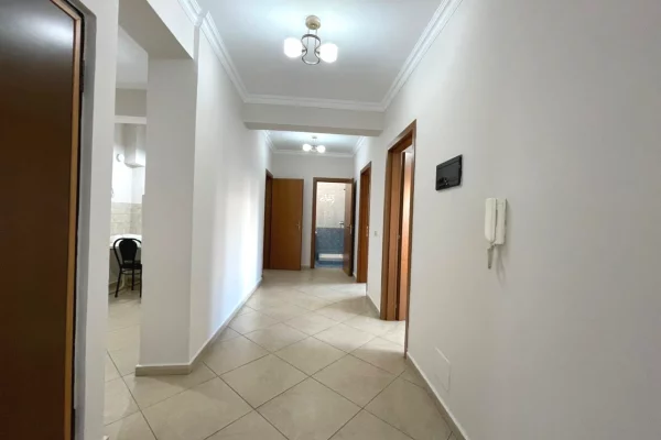 Jepet me qira zyre tek rruga e Kavajes