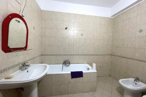 Jepet me qira zyre tek rruga e Kavajes