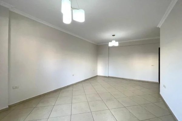 Jepet me qira zyre tek rruga e Kavajes