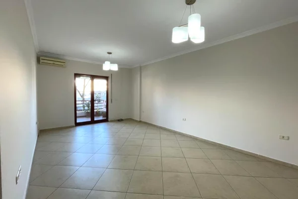 Ambient biznesi me qera 3+1 ne Tirane - 90,000 Leke