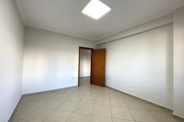 Ambient biznesi me qera 3+1 ne Tirane - 90,000 Leke