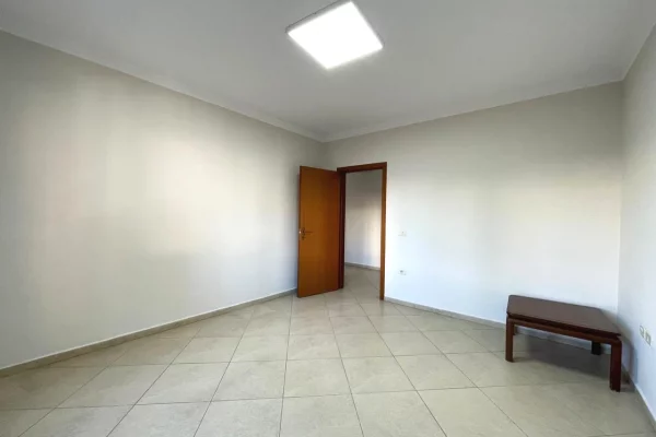 Jepet me qira zyre tek rruga e Kavajes