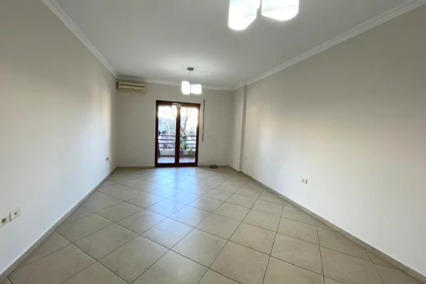 Ambient biznesi me qera 3+1 ne Tirane - 90,000 Leke