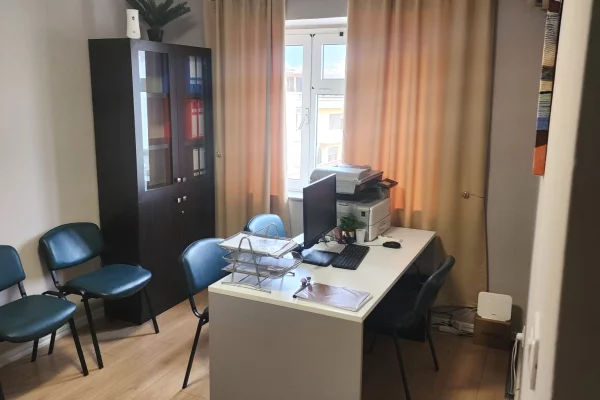 Ambient biznesi me qera 3+1 ne Tirane - 45,000 Leke