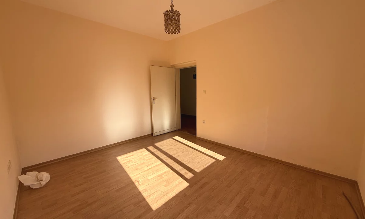 Shtepi ne shitje Apartament ne Tirane, 2+1, Mobilimi Bosh, pa mobiluar, Pagesa 193,000  Euro.