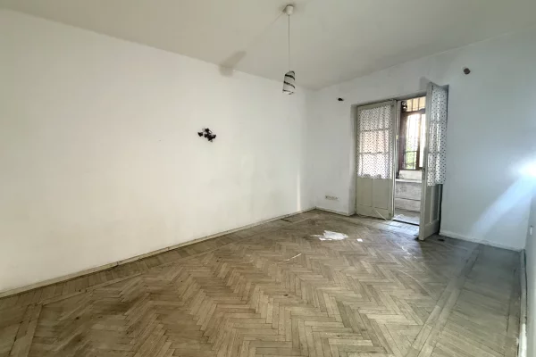 Shtepi ne shitje Apartament ne Tirane, 2+1, Mobilimi Bosh, pa mobiluar, Pagesa 193,000  Euro.