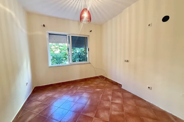 Shtepi ne shitje Apartament ne Tirane, 2+1, Mobilimi Bosh, pa mobiluar, Pagesa 193,000  Euro.