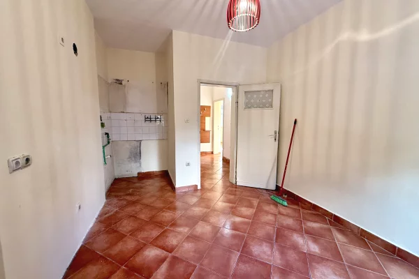 Shtepi ne shitje Apartament ne Tirane, 2+1, Mobilimi Bosh, pa mobiluar, Pagesa 193,000  Euro.