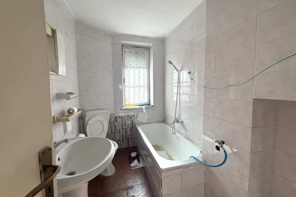 Shtepi ne shitje Apartament ne Tirane, 2+1, Mobilimi Bosh, pa mobiluar, Pagesa 193,000  Euro.