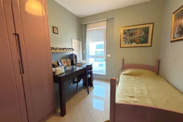 Shtepi me qera Apartament ne Tirane, 3+1, Mobilimi E mobiluar, Pagesa 950  Euro.