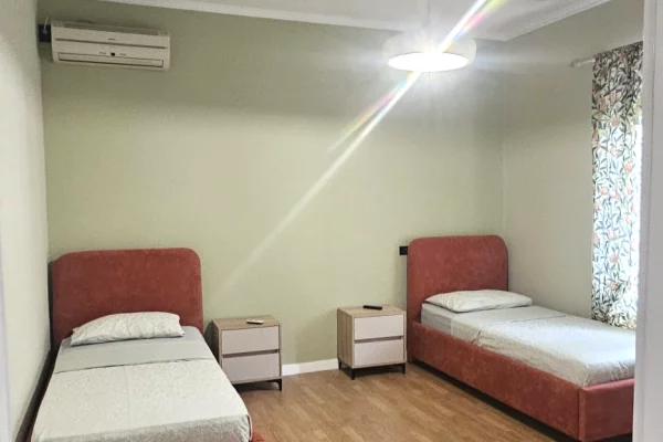 Shtepi me qera Shtepi Private ne Tirane, 2+1, Mobilimi E mobiluar, Pagesa 55,000  Leke.
