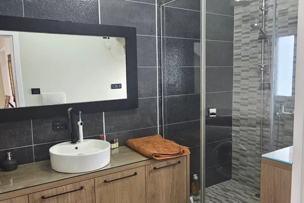 Shtepi me qera Shtepi Private ne Tirane, 2+1, Mobilimi E mobiluar, Pagesa 55,000  Leke.