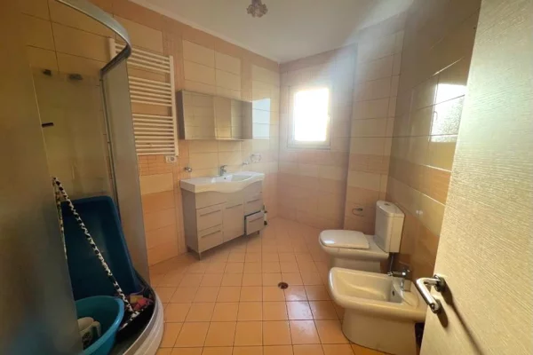 Shtepi me qera Apartament ne Tirane, 2+1, Mobilimi Pjeserisht e mobiluar, Pagesa 55,000  Leke.