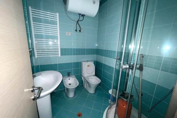 Shtepi me qera Apartament ne Tirane, 2+1, Mobilimi Pjeserisht e mobiluar, Pagesa 55,000  Leke.