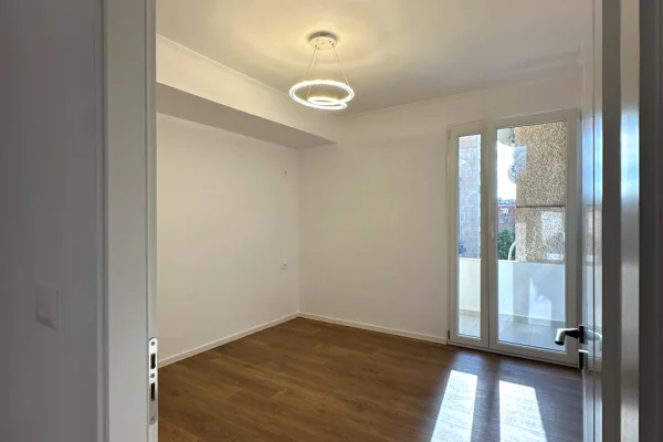 Tek Ish Porcelani,prane Universitetit Europian te Tiranes shitet apartament 2+1, 118,000  €uro