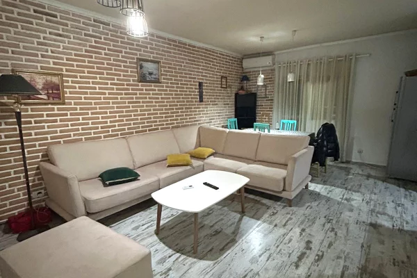 Shtepi me qera Apartament ne Tirane, 2+1, Mobilimi E mobiluar, Pagesa 65,000  Leke.