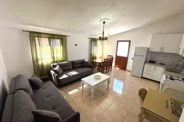 🏢Rruga e Durresit,prane Hotel Colosseo jepet me qera apartament 2+1,i mobiluar.50,000Leke  