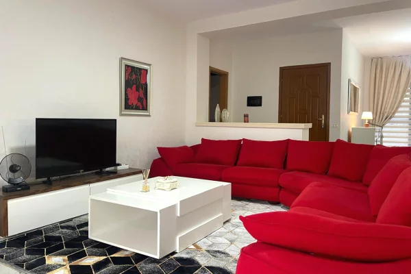  🏠Pak minuta larg Shkolles se Kuqe jepet me qera kati i I-re i nje vile 2+1+2,i mobiluar. 65,000 Leke